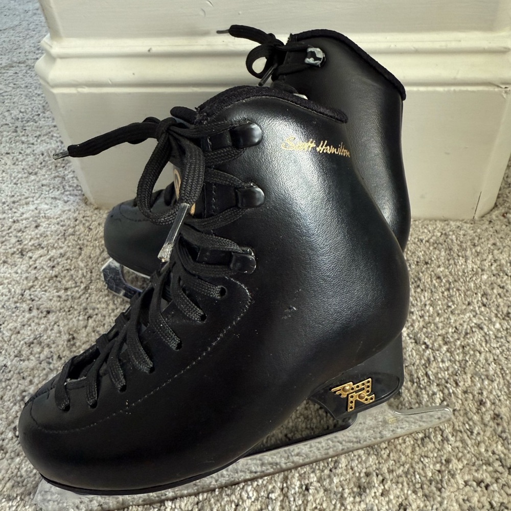 Scott Hamilton Beginner Boys and Men’s Skate in Black - size 195